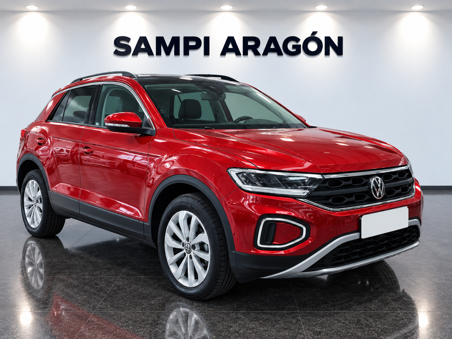 SUV Volkswagen rojo en showroom moderno