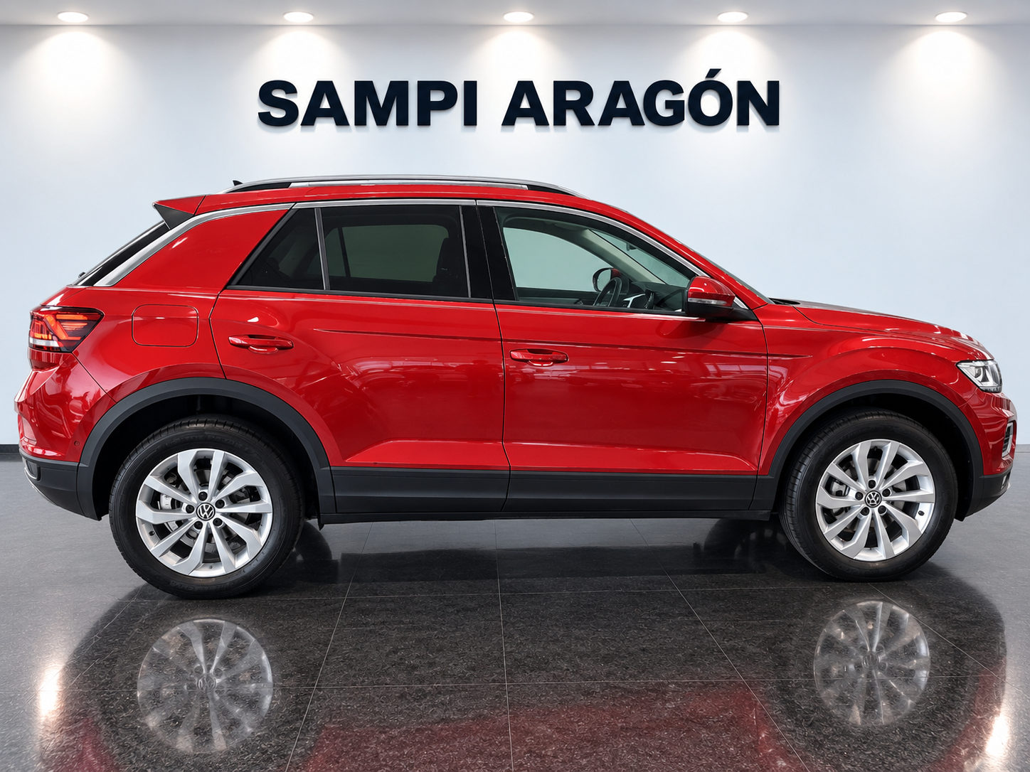 SUV rojo en showroom moderno